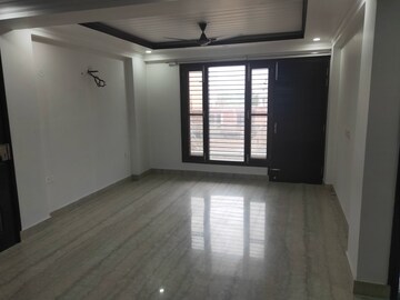 Room in 3 BHK Builder Floor at Sector 57 – for Rent