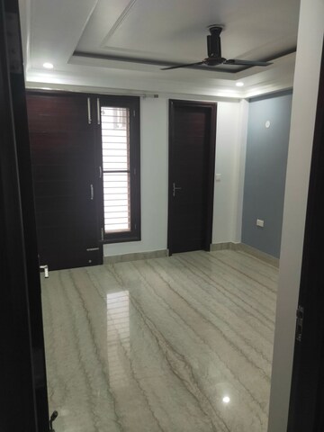 Room in 3 BHK Builder Floor at Sector 57 – for Rent