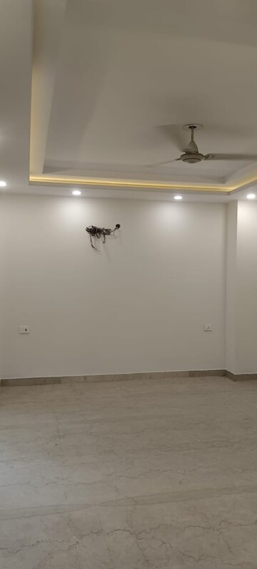 Room in 3 BHK Builder Floor at Sector 14 – for Rent