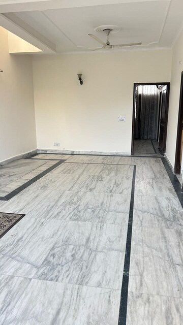 Room in 3 BHK Apartment at RWA Apartments, Sector 31 – for Rent