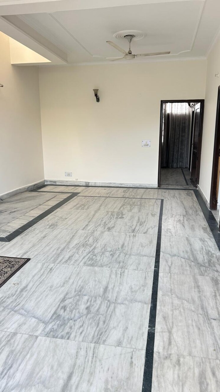 Room, rwa-apartments 3 Bedroom 162 Sq.Mt. Apartment In Sector 31 Noida 8882060