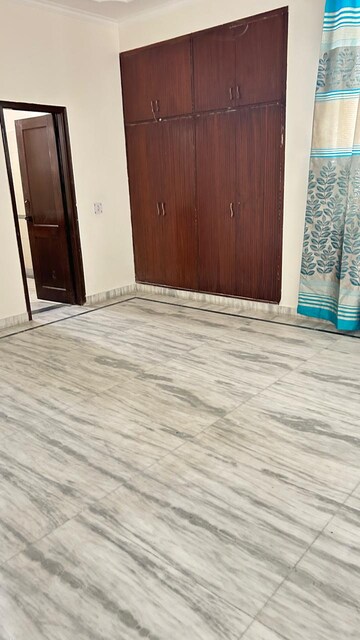 Room in 3 BHK Apartment at RWA Apartments, Sector 31 – for Rent