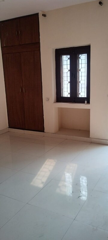 Room in 3 BHK Builder Floor at RWA Apartments Sector 50, Sector 50 – for Rent