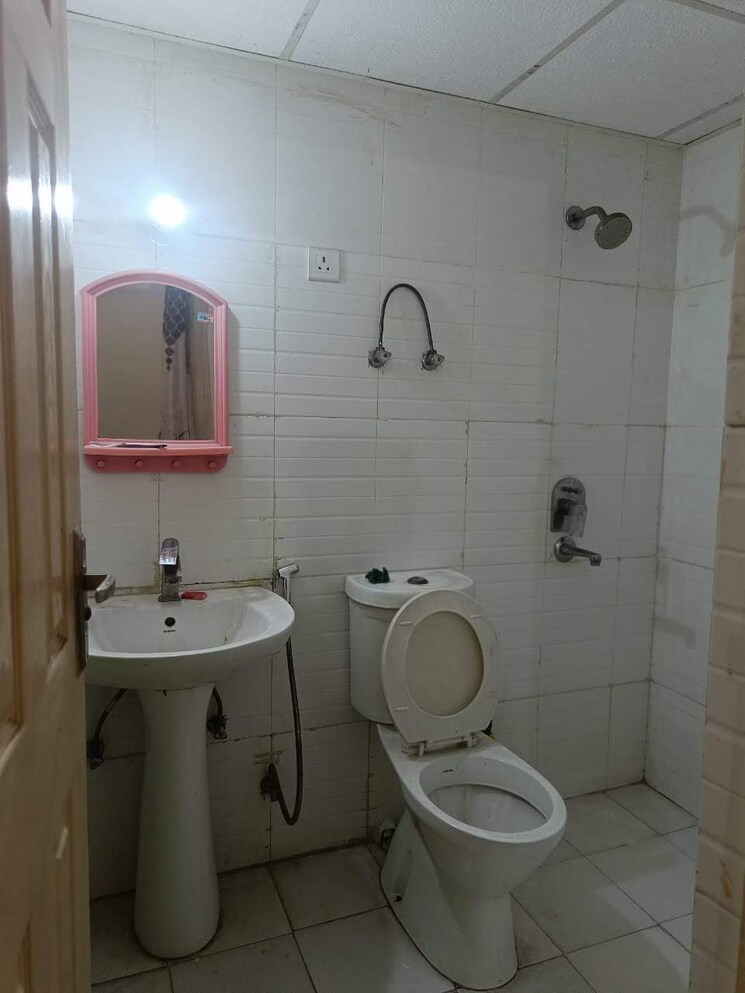 Bathroom, rwa-apartments-sector-61 3 Bedroom 200 Sq.Mt. Builder Floor In Sector 61 Noida 8882141