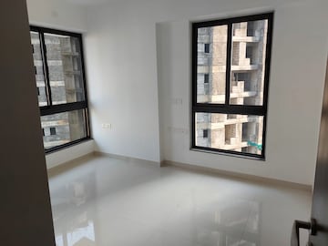 Room in 2 BHK Apartment at Sunteck Avenue 2, Goregaon West – for Rent