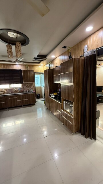 Room in 3 BHK Apartment at Alaknanda Apartment Gomti Nagar, Gomti Nagar – for Sale