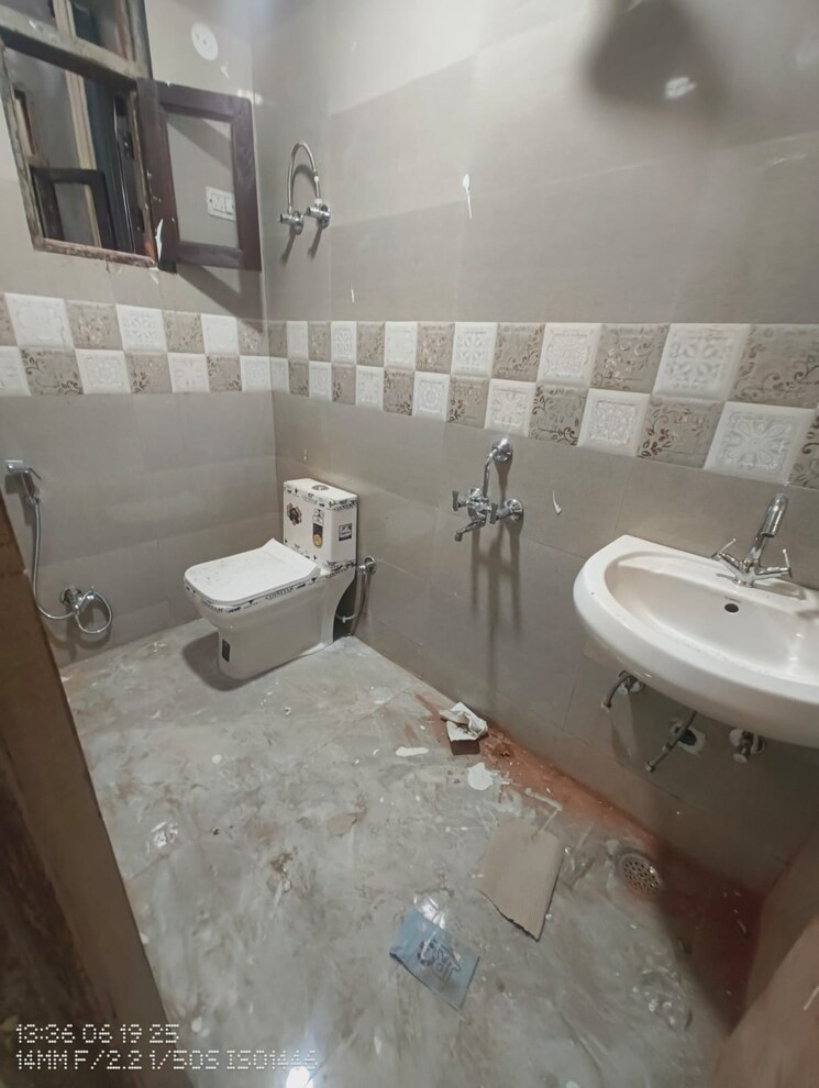 Bathroom, paryavaran complex 2 Bedroom 850 Sq.Ft. Builder Floor In Paryavaran Complex Delhi 8882365