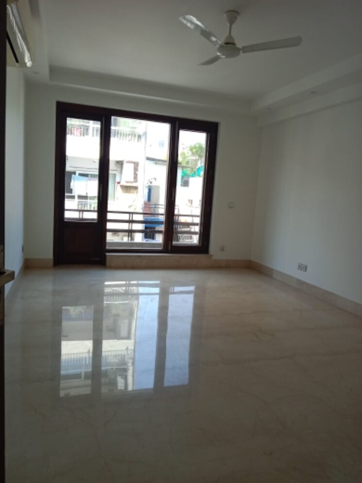 Room, new friends colony 4 Bedroom 500 Sq.Yd. Builder Floor In New Friends Colony Delhi 8882345