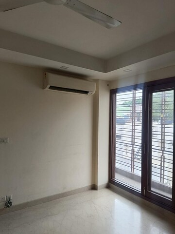 Room in 4 BHK Builder Floor at Florence Nightingale Lane, Green Park Extension – for Rent