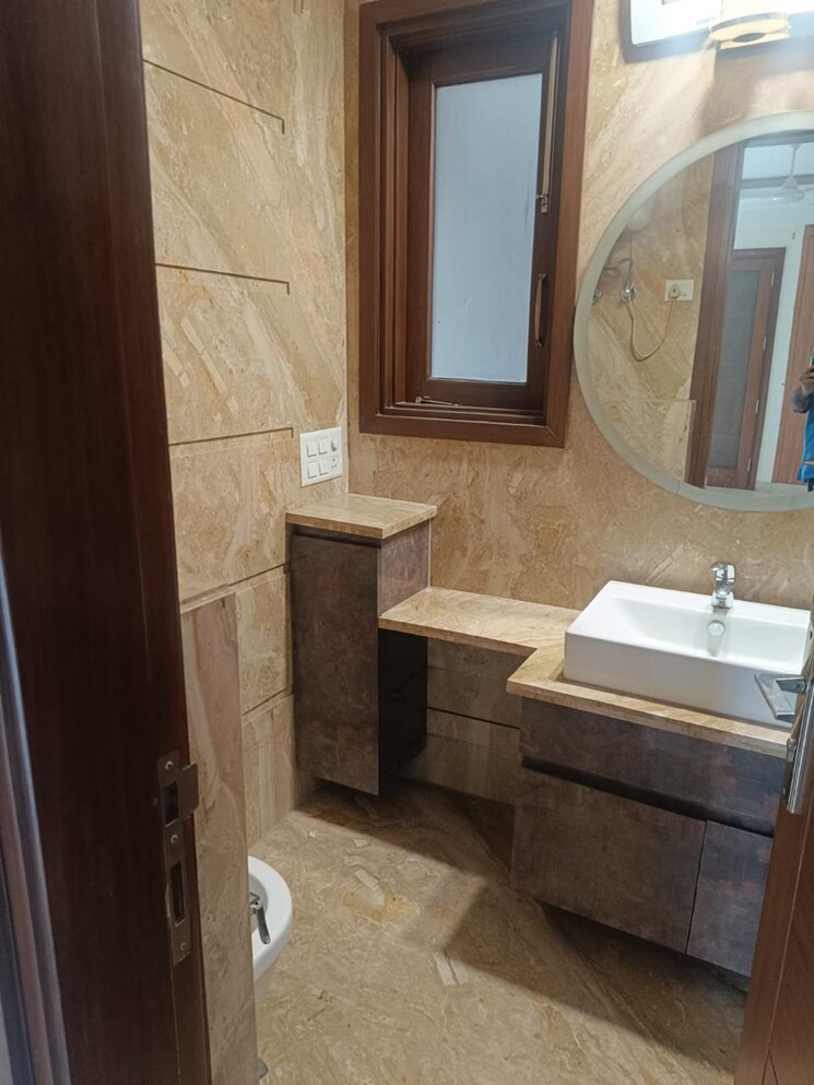 Bathroom, florence-nightingale-lane 4 Bedroom 350 Sq.Yd. Builder Floor In Green Park Extension Delhi 8882369