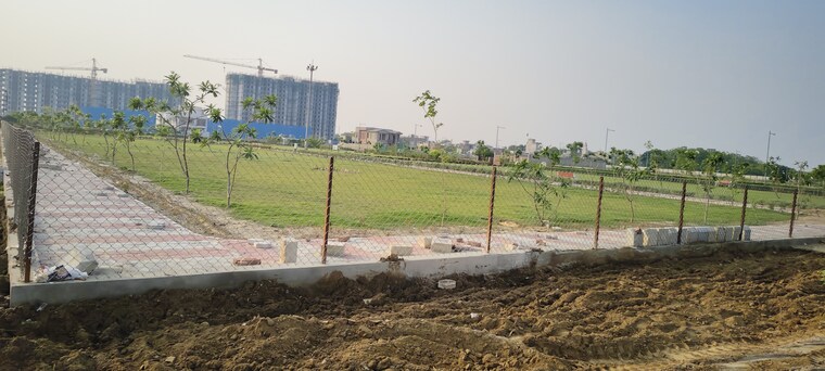 Garden, pinewood-enclave  200 Sq.Mt. Plot In Wave City Ghaziabad 8882403