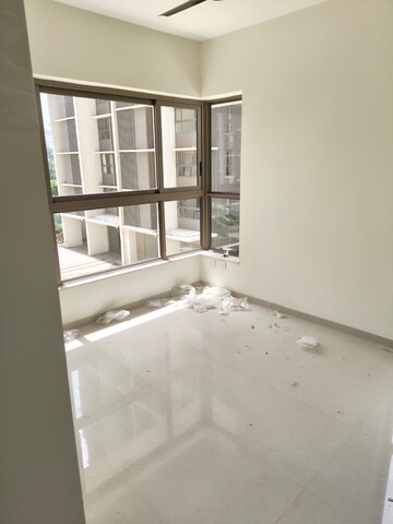 Room in 2 BHK Apartment at Kalpataru Paramount, Kapur Bawdi – for Rent