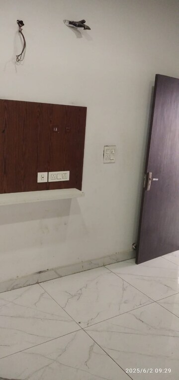 Room in 3 BHK Builder Floor at Pir Machalla – for Rent