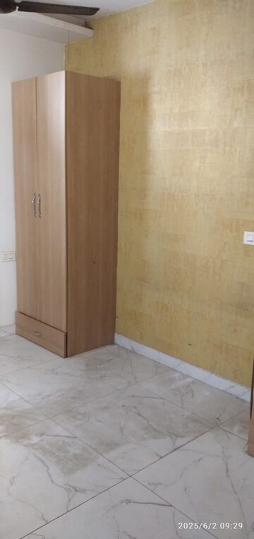 Room in 3 BHK Builder Floor at Pir Machalla – for Rent