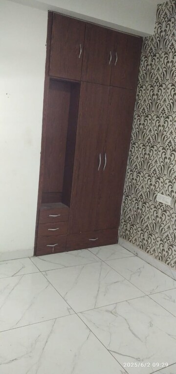 Room in 3 BHK Builder Floor at Pir Machalla – for Rent