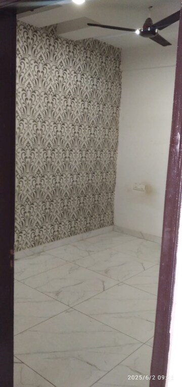 Room in 3 BHK Builder Floor at Pir Machalla – for Rent