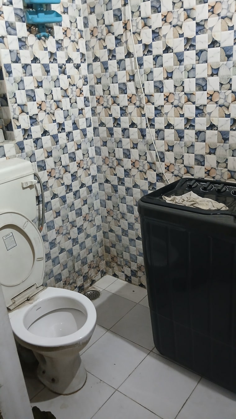 Bathroom, dda-taimoor-enclave 3 Bedroom 900 Sq.Ft. Builder Floor In New Friends Colony Delhi 8882717