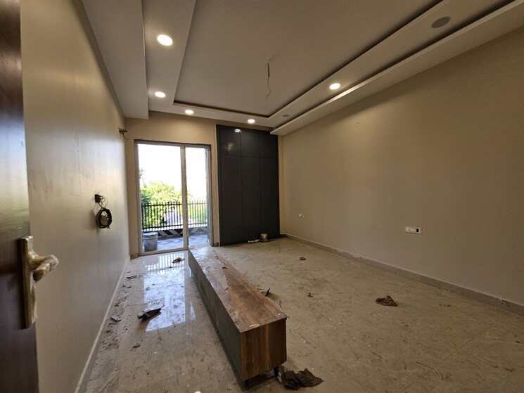 Room, parklands 4 Bedroom 350 Sq.Yd. Apartment In Sector 85 Faridabad 8882708