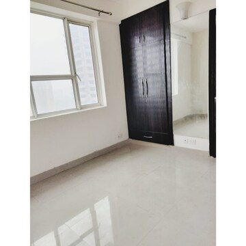 Room in 2.5 BHK Apartment at Logix Blossom Greens, Sector 143 – for Rent