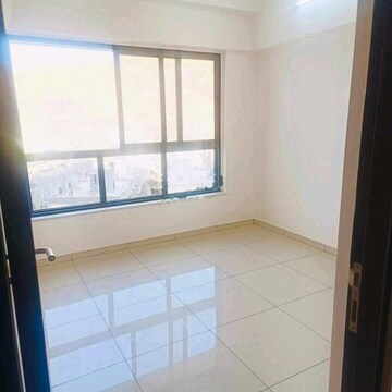 Room in 1 BHK Apartment at Shapoorji Pallonji Sarova, Kandivali East – for Sale
