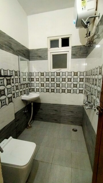 Attached Bathroom in 2 BHK Apartment at Omaxe R2, Gomti Nagar – for Rent
