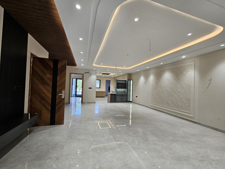  Parking, parklands 4 Bedroom 350 Sq.Yd. Builder Floor In Sector 85 Faridabad 8882983