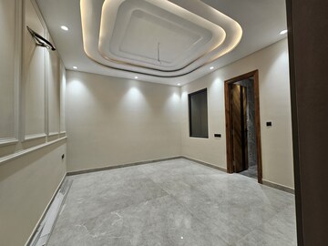 Room in 4 BHK Builder Floor at Parklands, Sector 85 – for Sale