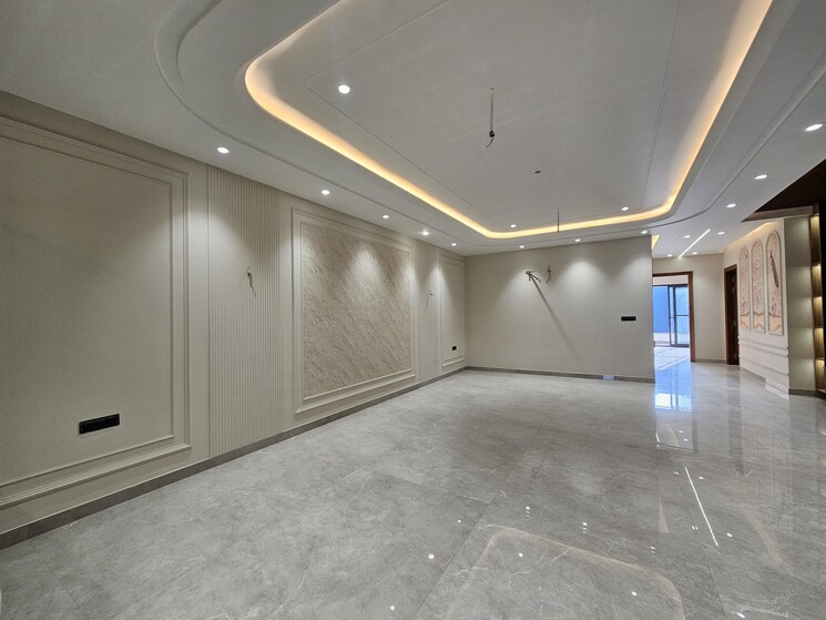 Room, parklands 4 Bedroom 350 Sq.Yd. Builder Floor In Sector 85 Faridabad 8882983