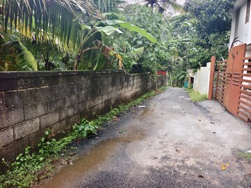  Plot For Sale in Muttada