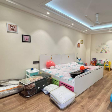 Bedroom in 3 BHK Apartment at Malad East – for Rent