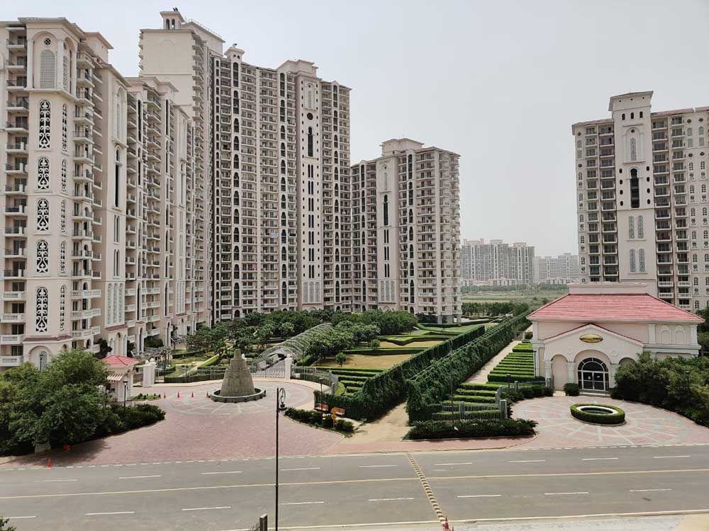 3 BHK + Servant Room Apartment For Rent in DLF Regal Gardens