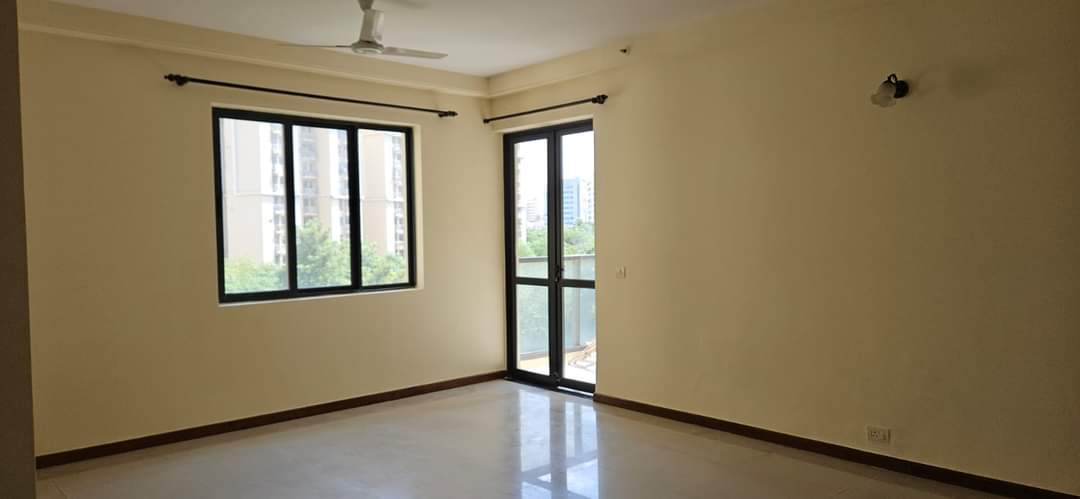 3 BHK + Servant Room Apartment For Rent in Unitech Uniworld Gardens