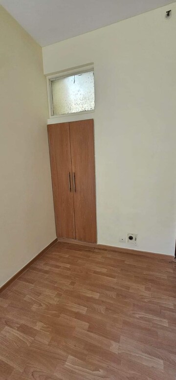 Room in 3 BHK Apartment at Unitech Uniworld Gardens, Sector 47 – for Rent