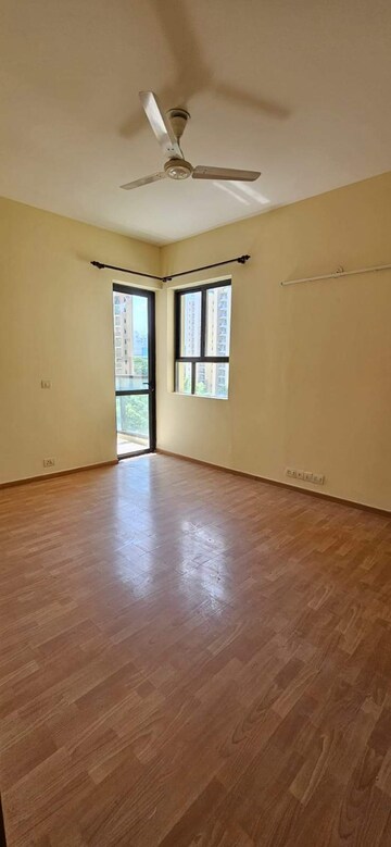 Room in 3 BHK Apartment at Unitech Uniworld Gardens, Sector 47 – for Rent