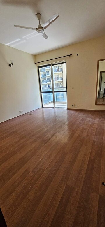Room in 3 BHK Apartment at Unitech Uniworld Gardens, Sector 47 – for Rent