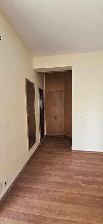 Room in 3 BHK Apartment at Unitech Uniworld Gardens, Sector 47 – for Rent