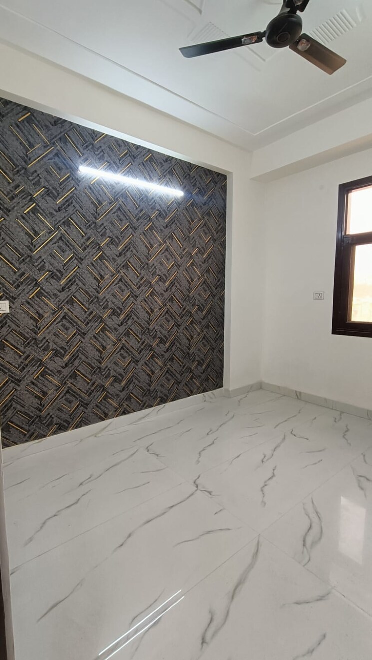 Room, sector 73 2 Bedroom 1100 Sq.Ft. Builder Floor In Sector 73 Noida 8883326