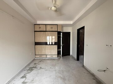 Room in 3 BHK Builder Floor at Paschim Vihar – for Rent