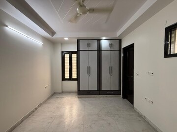 Room in 3 BHK Builder Floor at Paschim Vihar – for Rent