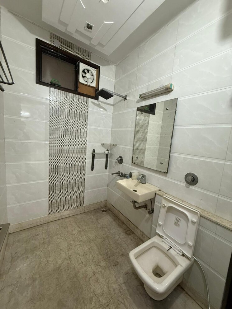 Bathroom, paschim vihar 3 Bedroom 1800 Sq.Ft. Builder Floor In Paschim Vihar Delhi 8883570