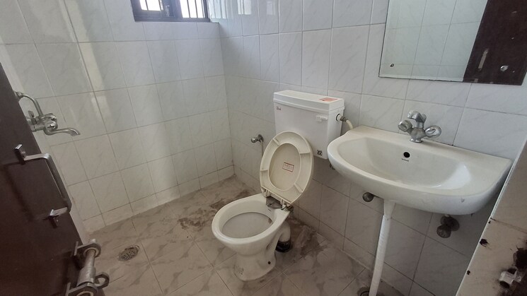 Bathroom, vip road 2 Bedroom 900 Sq.Ft. Apartment In Vip Road Zirakpur 8883629