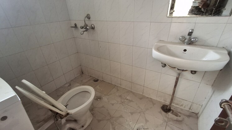 Bathroom, vip road 2 Bedroom 900 Sq.Ft. Apartment In Vip Road Zirakpur 8883629
