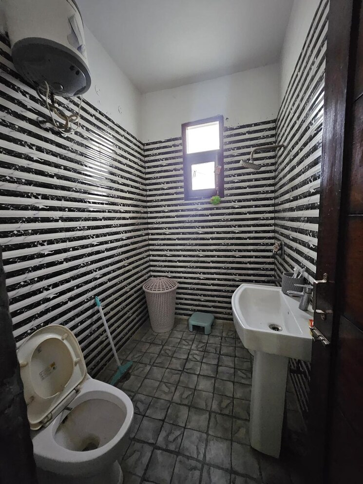 Bathroom, maya-garden-city 2 Bedroom 1350 Sq.Ft. Apartment In Lohgarh Zirakpur 8883666