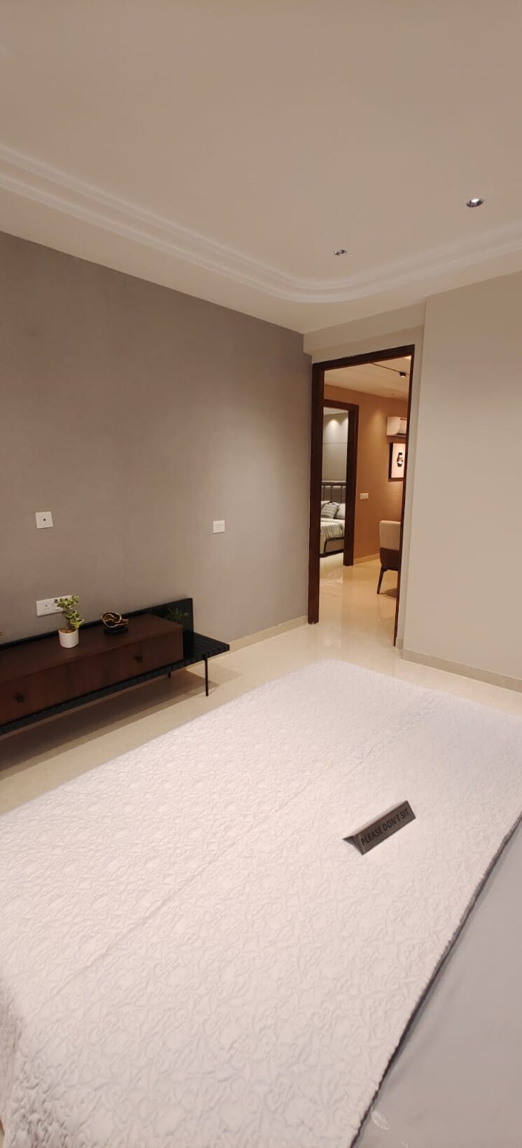 Room, international airport road 3 Bedroom 1700 Sq.Ft. Apartment In International Airport Road Zirakpur 8883833