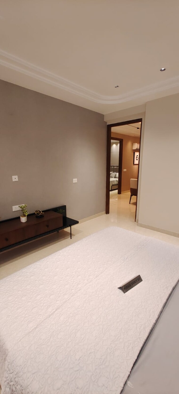 Room, international airport road 3 Bedroom 1700 Sq.Ft. Apartment In International Airport Road Zirakpur 8883833