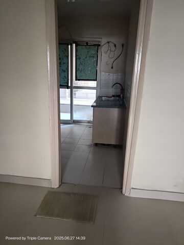 Room in 2 BHK Apartment at BPTP The Resort, Sector 75 – for Rent
