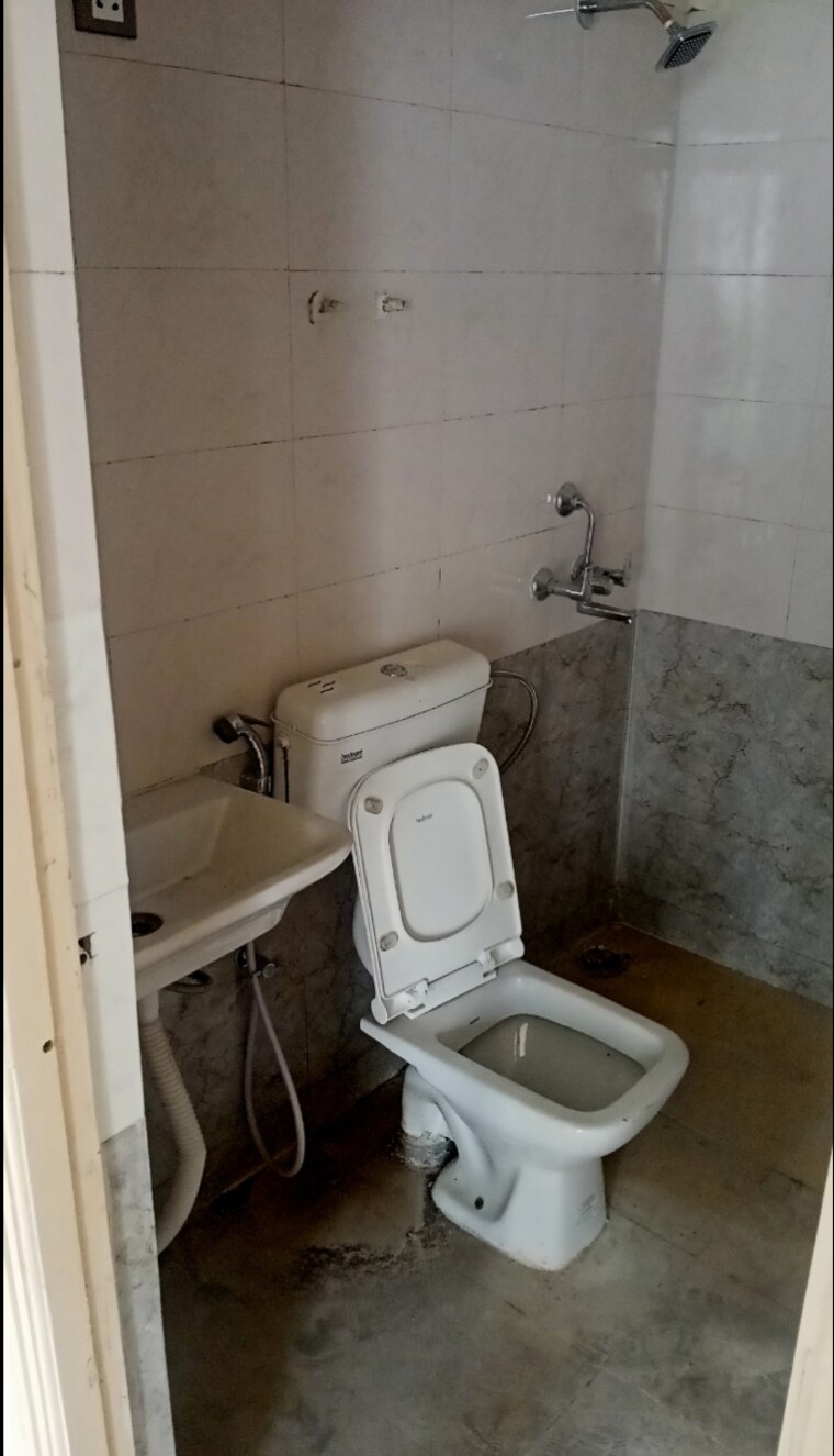 Bathroom, rof-aalayas 3 Bedroom 780 Sq.Ft. Apartment In Sector 102 Gurgaon 8883840