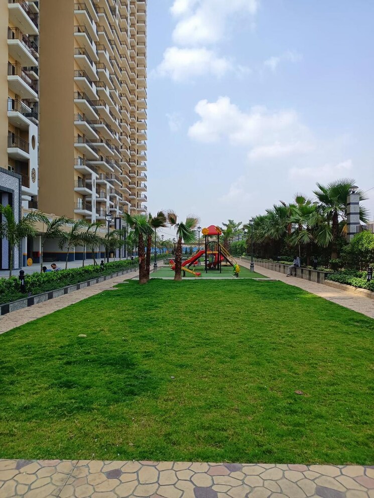 Garden, divyansh-onyx 3 Bedroom 1375 Sq.Ft. Apartment In Gyan Khand Ghaziabad 8883852