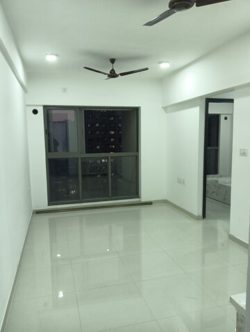 Room in 2 BHK Apartment at Kalpataru Bliss, Santacruz East – for Rent