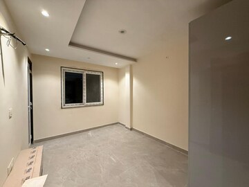Room in 3 BHK Apartment at Paschim Vihar – for Rent
